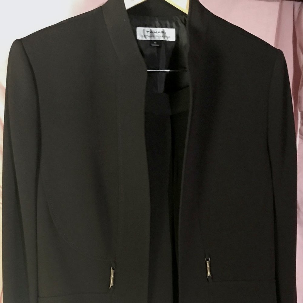 NEW with Tags Tahari by Arthur S. Levine Suit  18